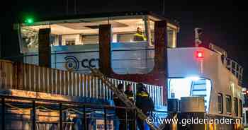 Schip ramt brug, bewoners rennen van schrik hun huis uit na enorme klap: ‘Alle huizen trilden’