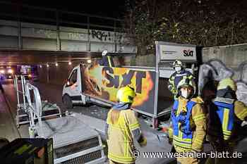 Leih-Laster klemmt unter Bahnbrücke: Feuerwehr muss ihn zerschneiden