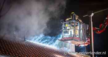 Rookpluimen stijgen op uit dak in Arnhem: brandweer vindt tijdens blussen hennepkwekerij