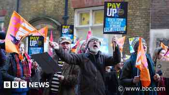 Sixth form college teachers strike over pay