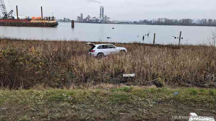 Delta Police investigating vehicle with children that went ‘off road’ near Fraser River