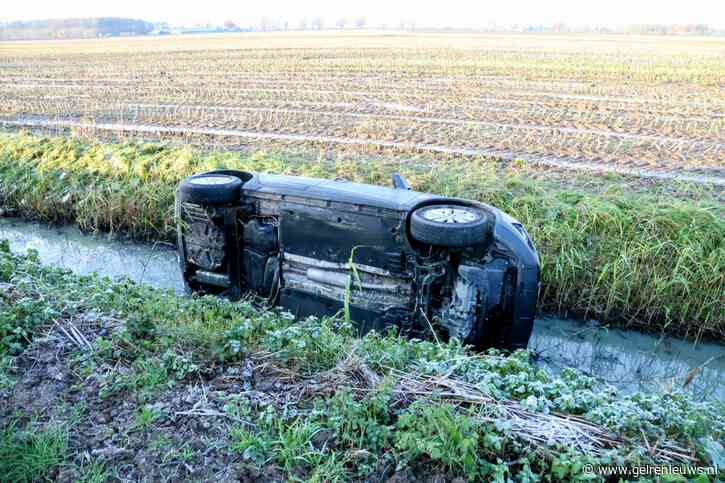 Automobilist raakt door gladheid van de weg en belandt in sloot