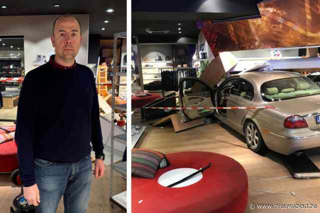 Dag geleden reed er Jaguar door vitrine, nu gaat schoenenwinkel toch weer open: “Twee minuten voor het ongeval waren er nog kinderen aan het spelen”