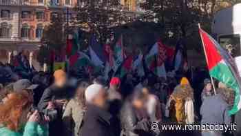 Corteo pro Palestina a Roma, attivista marcia con finto cadavere. Tra i cartelli anche il volo di Meloni sporco di sangue