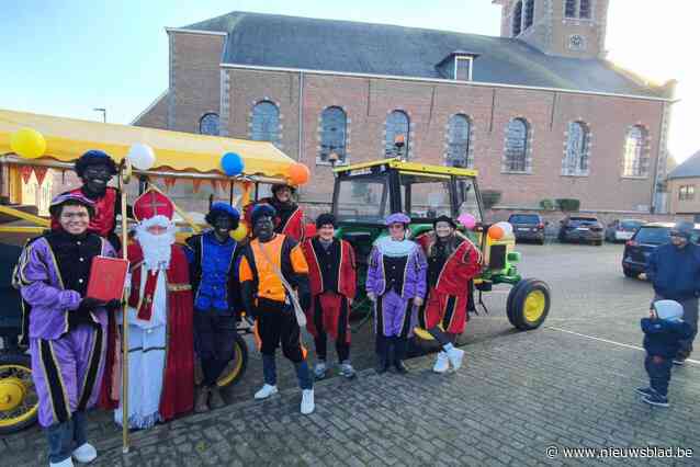 Sinterklaas reed met huifkar door Herne