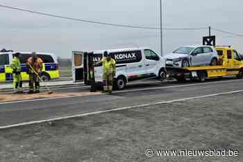 Veel blikschade na aanrijding op kruispunt, bestuurder naar ziekenhuis