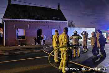 Brandweer rukt uit voor uitslaande dakbrand aan woning