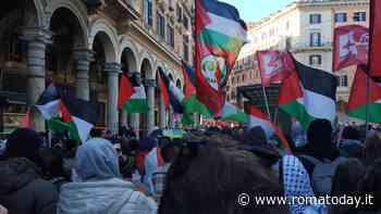 Corteo pro Palestina a Roma, tra i cartelli anche i volti di Meloni e Schlein sporchi di sangue