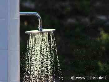 Pelle secca e capelli rovinati: i rischi delle docce troppo calde