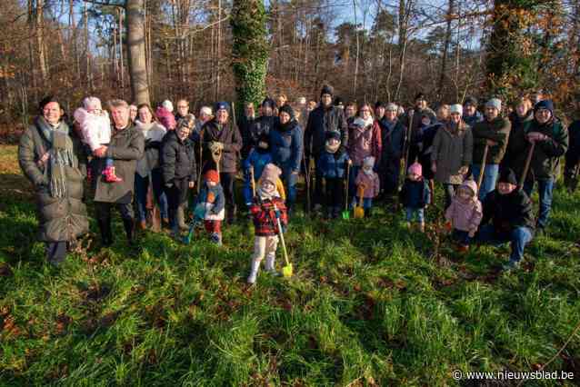 Bijna honderd kindjes planten geboorteboompje aan het Nieuwenhovebos
