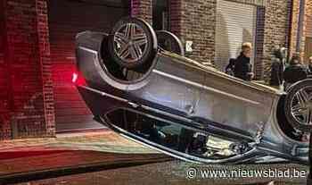 Auto gaat over de kop en beschadigt meerdere geparkeerde wagens in smal straatje in Mesen