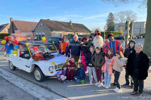 Sinterklaas overlaadt kinderen met snoepgoed