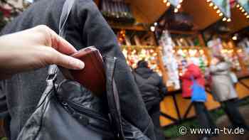 Aufmerksam durchs Getümmel: Weihnachtsmarkt: So schützen Sie sich vor Taschendieben