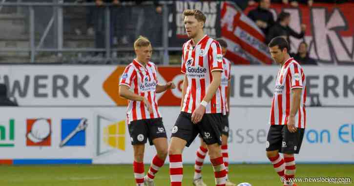 Vuurwerk zorgt voor uitstel van aftrap bij PEC Zwolle - Sparta, spelers gaan naar binnen