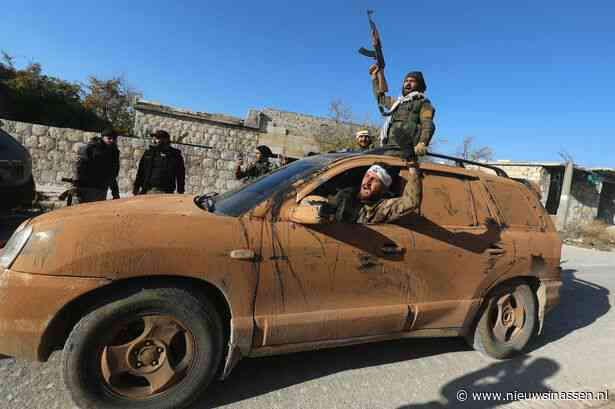 Aleppo gebombardeerd door Russische en Syrische luchtaanvallen terwijl rebellen de helft van de stad veroveren