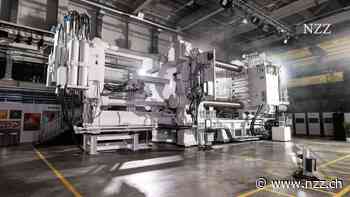 Hundert Jahre nach Henry Ford hat Elon Musk die Produktion von Autos revolutioniert. Eine Ostschweizer Firma liefert die Maschinen dafür