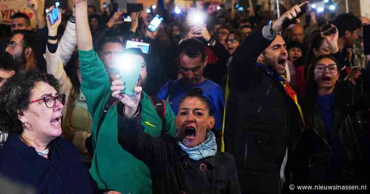 De regionale Spaanse leider die de reactie op de overstromingen verprutste, wordt geconfronteerd met een nieuwe massamars die zijn ontslag eist