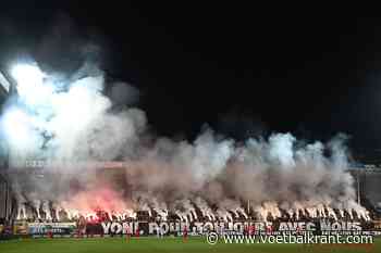 🎥 Heel emotioneel moment tijdens Charleroi - Standard: match onderbroken na 60 seconden door pyro (maar of ze daarvoor boete gaan krijgen...)