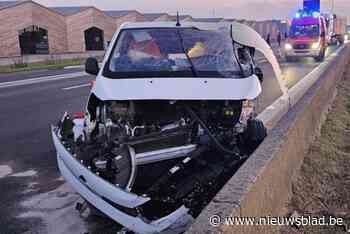 Bestuurder rijdt in op vrachtwagen en raakt zwaargewond