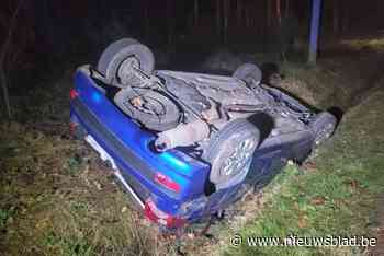 Bestuurder gewond wanneer auto in gracht belandt