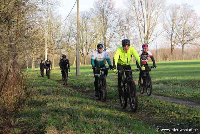 Zevenhonderd MTB-ers ploeteren door d’ Hel van Weit