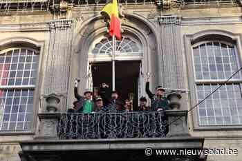 Gilde van de Bellemannen lijft Lierse belleman Vincent Corveleyn in met veel gerinkel: “Hij zal Lier overal vertegenwoordigen”