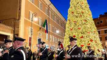 Le note dei carabinieri accendono l'albero di natale di San Lorenzo in Lucina