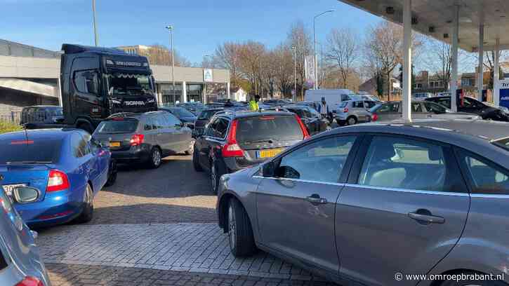 Tankstation stunt met benzineprijs, automobilisten in de file
