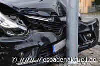 Auto schleudert gegen Ampel