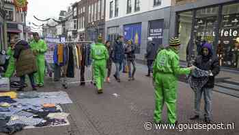 Extinction Rebellion deelt gratis tweedehandskleding uit aan Kleiweg