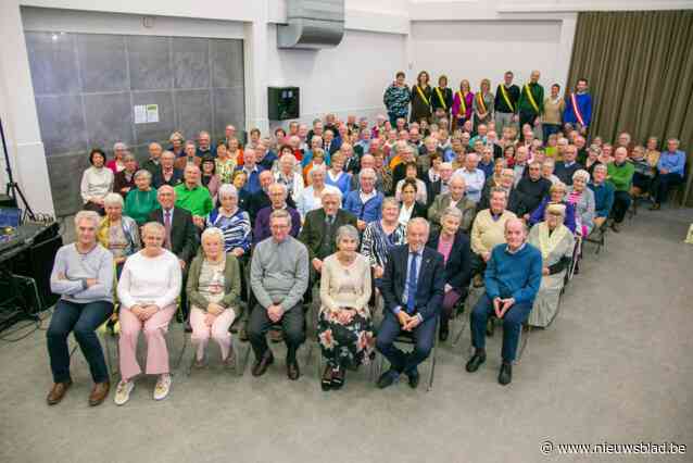 Huwelijksjubilarissen blazen verzamelen in dienstencentrum De Braambeier