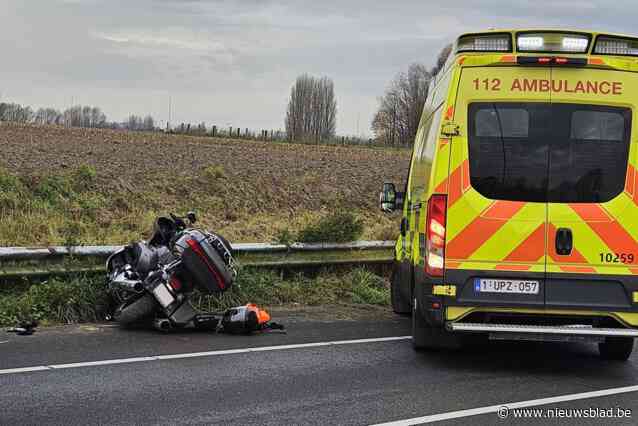 Motorrijder met glas te veel op schat inhaalmanoeuvre verkeerd in en raakt gewond