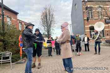 Veerkrachtig Broechem opent onder luid geroffel vergroend dorpsplein met extra zitbanken
