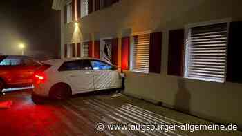 Spektakulärer Unfall in Höfen: Betrunkener Autofahrer durchbricht Hauswand