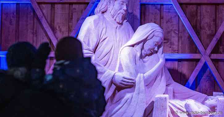 Überlebensgroße Krippenfiguren aus 27 Tonnen Sand geschnitzt