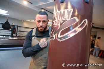 Ex-profbokser en acteur Carlos Schram opent nieuwe vechtsportclub op Zuid, Matthias Schoenaerts ontwierp het logo