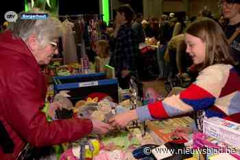 Kinderen verkopen spullen en kleding in De Roma tijdens kinderrommelmarkt