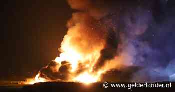 Vlammen slaan uit loods op Rijnbandijk in Rijswijk