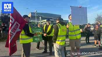 Woolworths workers picket distribution centre in Melbourne as industrial dispute continues