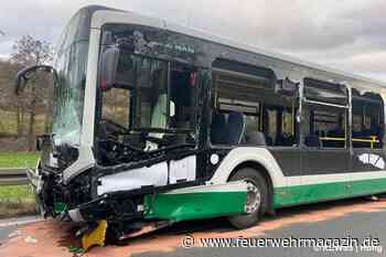 Linienbus mit 23 Schulkindern mit Auto kollidiert