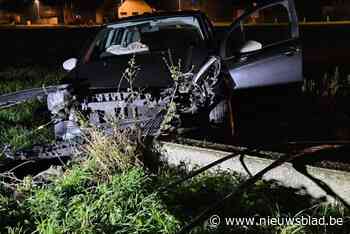 Auto knalt tegen elektriciteitspaal die omvalt, bestuurster (34) legt positieve ademtest af