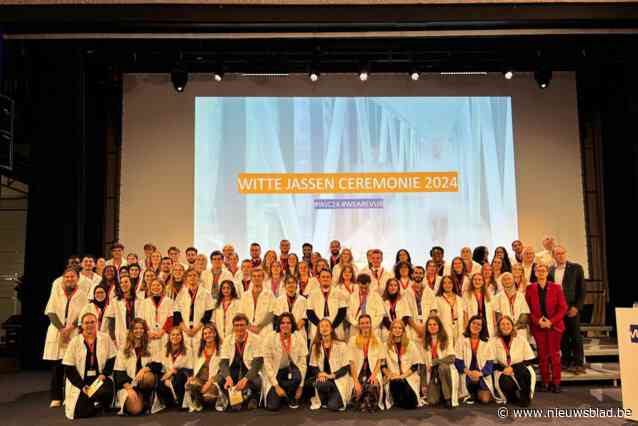 Geneeskundestudenten VUB vieren mijlpaal met Witte Jassenceremonie