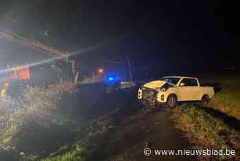 Man onder invloed knalt met terreinwagen vol op elektriciteitspaal: buurt zes uur zonder stroom