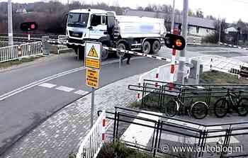 Video: Poolse vrachtwagenchaffeur parkeert op overweg