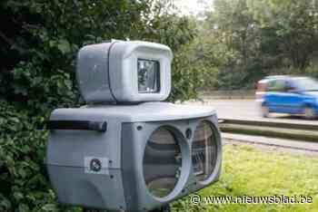 Man raast aan 230 per uur met onverzekerde auto over E17 na trouwstoet: “Eén jaar rijverbod en boete”