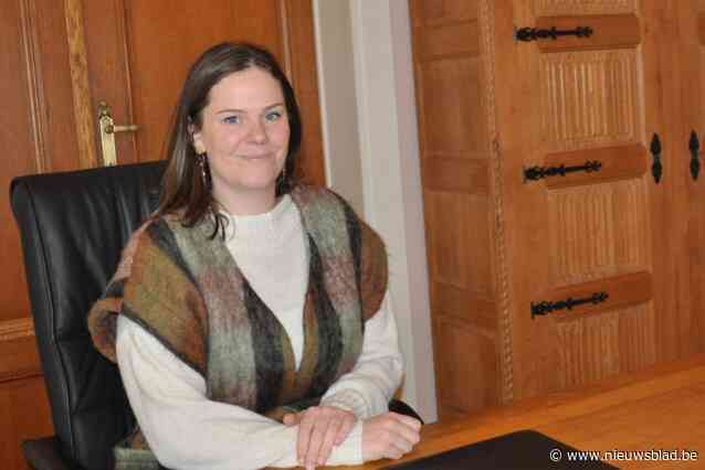 Lotte Peeters (31) is jongste en eerste rechtstreeks verkozen vrouwelijke burgemeester van Hamme: “Samenwerken met 6 mannen? Daar lig ik niet wakker van”