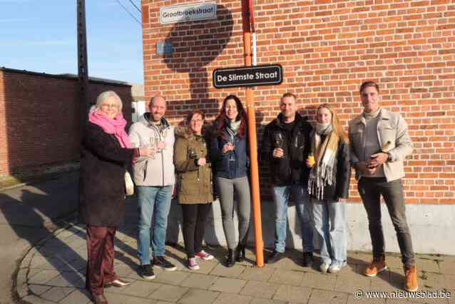 Grootbroekstraat krijgt naambord Slimste Straat