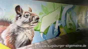 Ulmer Spatz und Eichhörnchen grüßen am Bahnhof