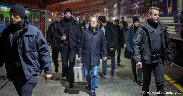 Koffer statt Ledertasche? Spekulationen über Kanzler-Gepäck