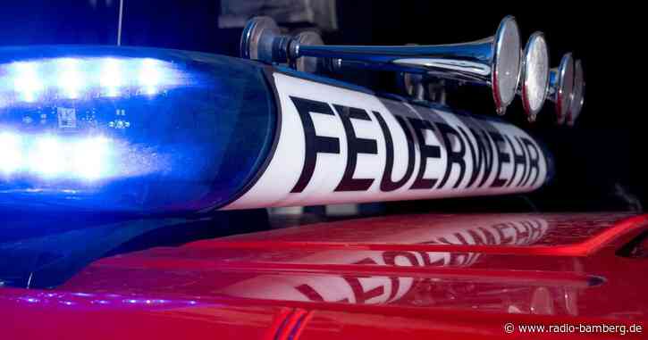 Mann fährt mit Auto gegen drei Wagen und Schulbus